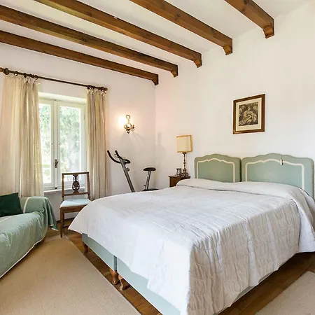 Vila Charming 4 Bedroom With Garden And Pool Lesa