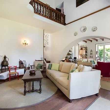 Charming 4 Bedroom With Garden And Pool Vila
