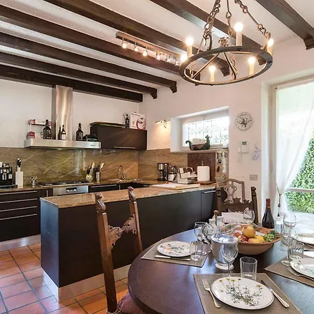 Vila Charming 4 Bedroom With Garden And Pool *