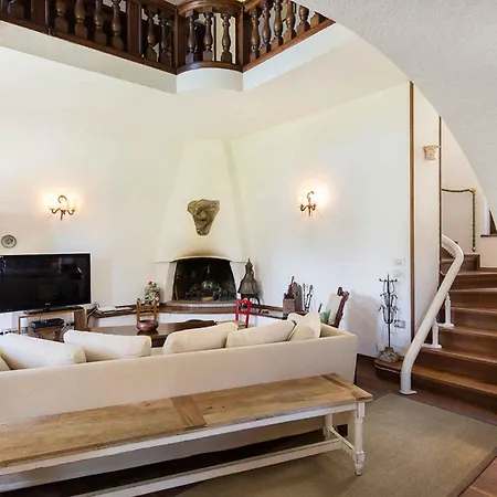 Charming 4 Bedroom With Garden And Pool Lesa